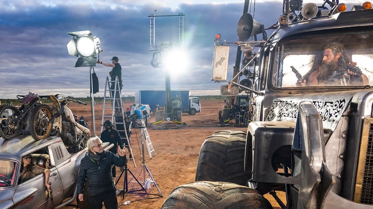 Anya Taylor-Joy, George Miller e Chris Hemsworth sul set di Furiosa: A Mad Max Saga
