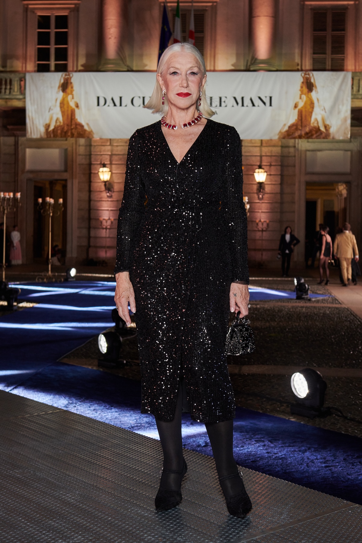 Helen Mirren davanti al Palazzo Reale di Milano per la mostra Dal cuore alla mani - Dolce&Gabbana