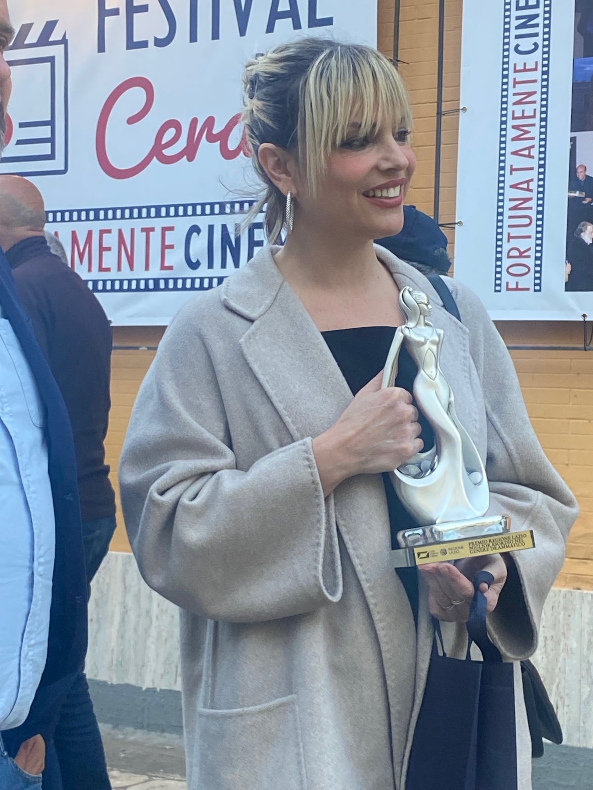 Micaela Ramazzotti con il premio del Festival Delle Cerase a Palombara Sabina