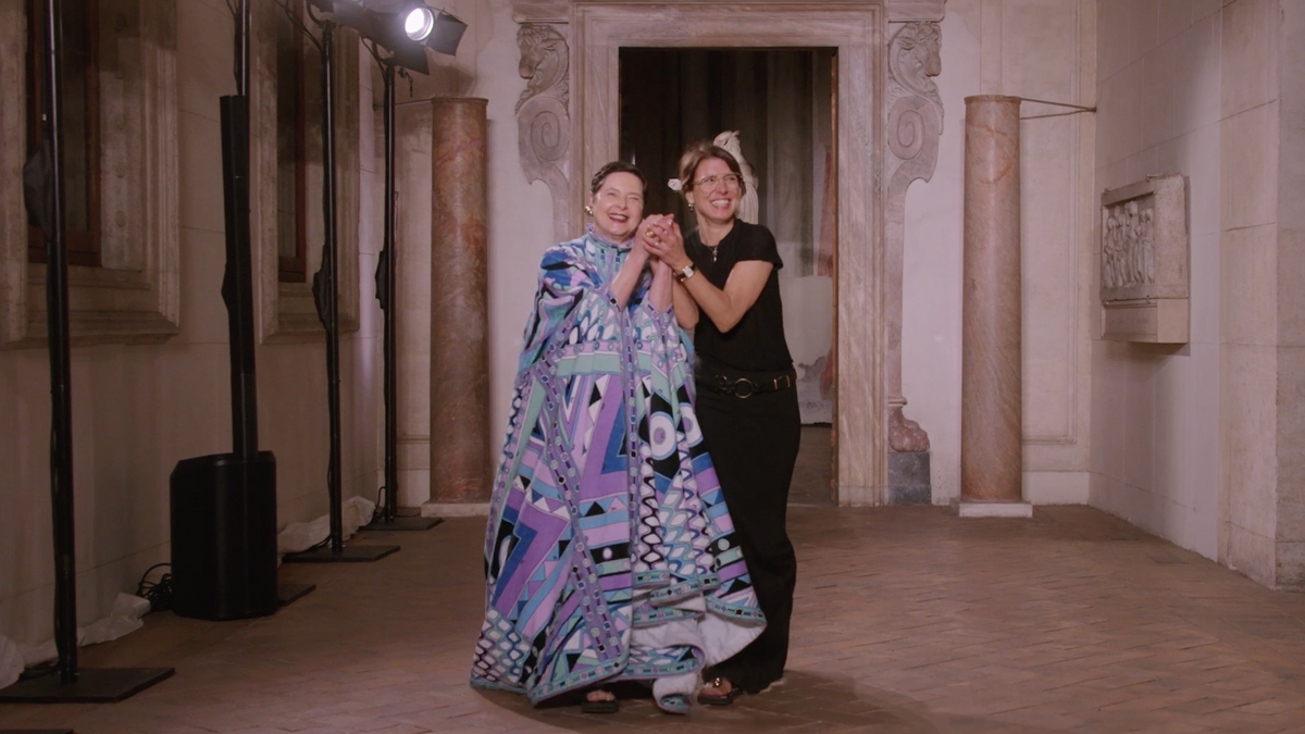 Camille Miceli, artistic director Pucci, con Isabella Rossellini alla sfilata di Roma