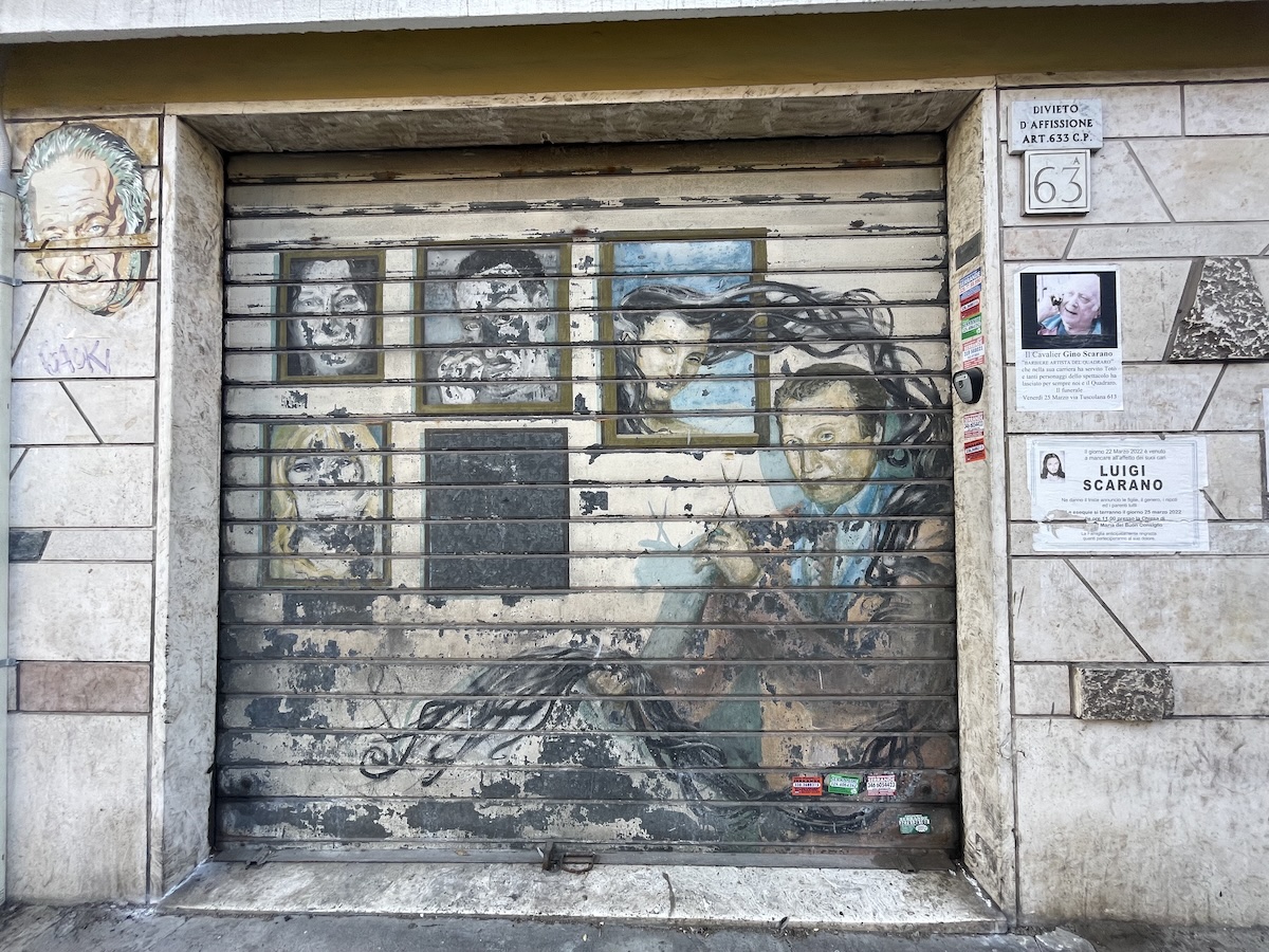 L'entrata del negozio di barbiere di Luigi Scarano al civico 63/A di Via Quintili aperto fino al 2022