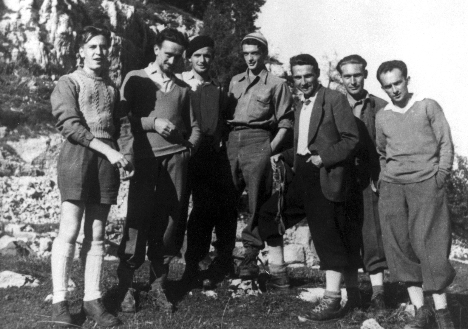 Il gruppo partigiano de I piccoli maestri ad Asiago nel 1944. Il quarto da sinistra è Luigi Meneghello. Libri per il 25 aprile