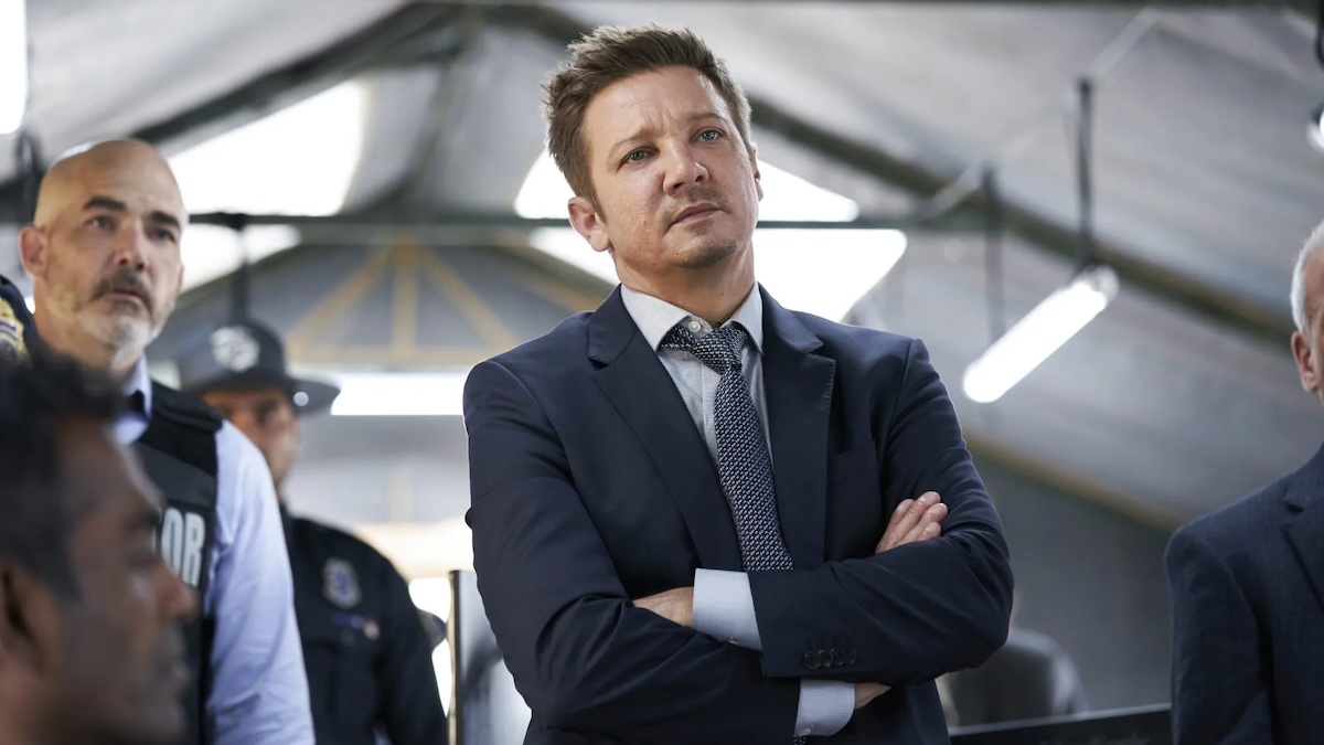 Jeremy Renner in una scena di Mayor of Kingstown