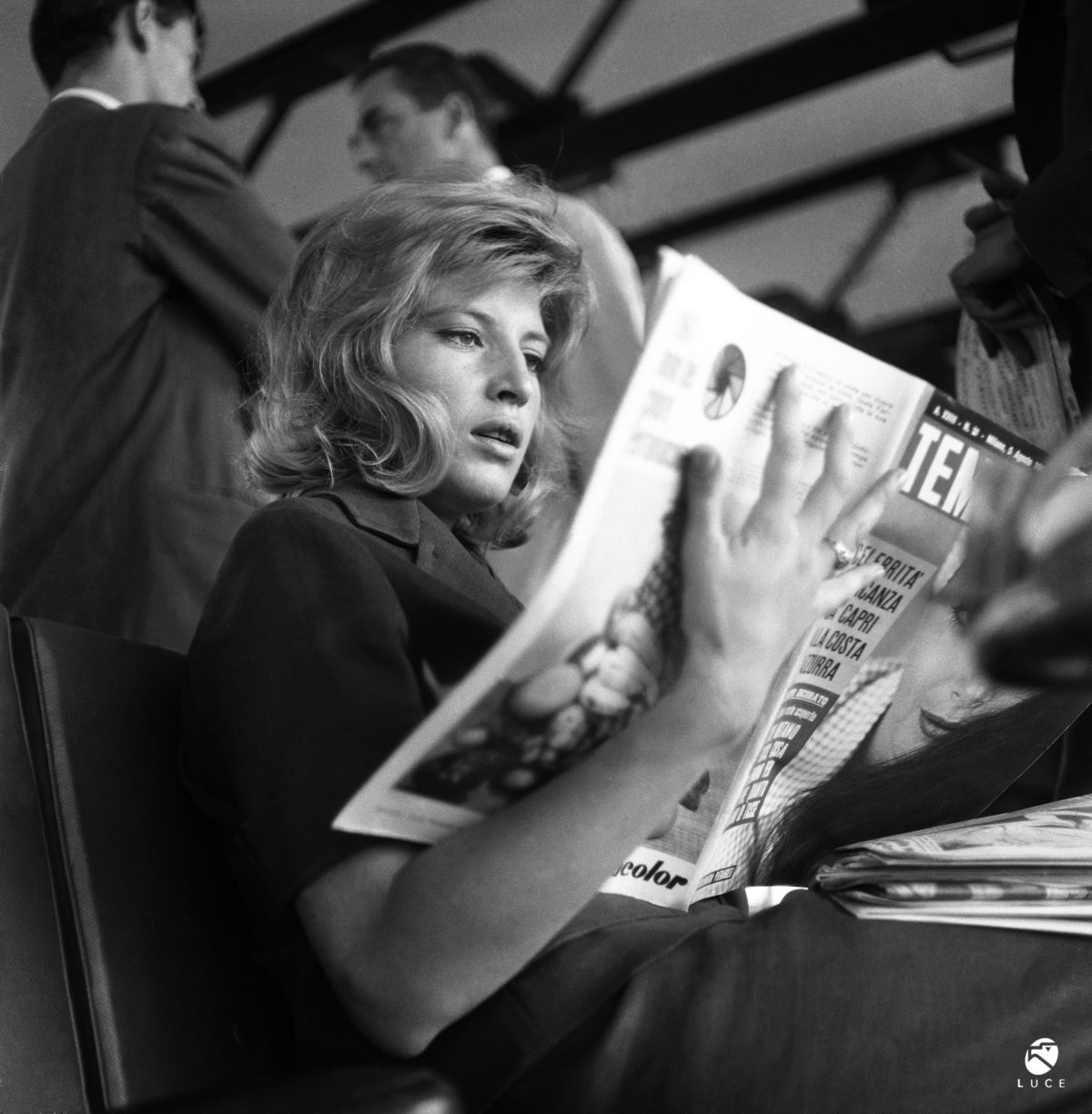 Monica Vitti all'aeroporto di Fiumicino