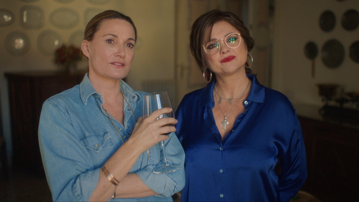 Sarah Parish e Araceli Gonzalez in una scena del film Duino