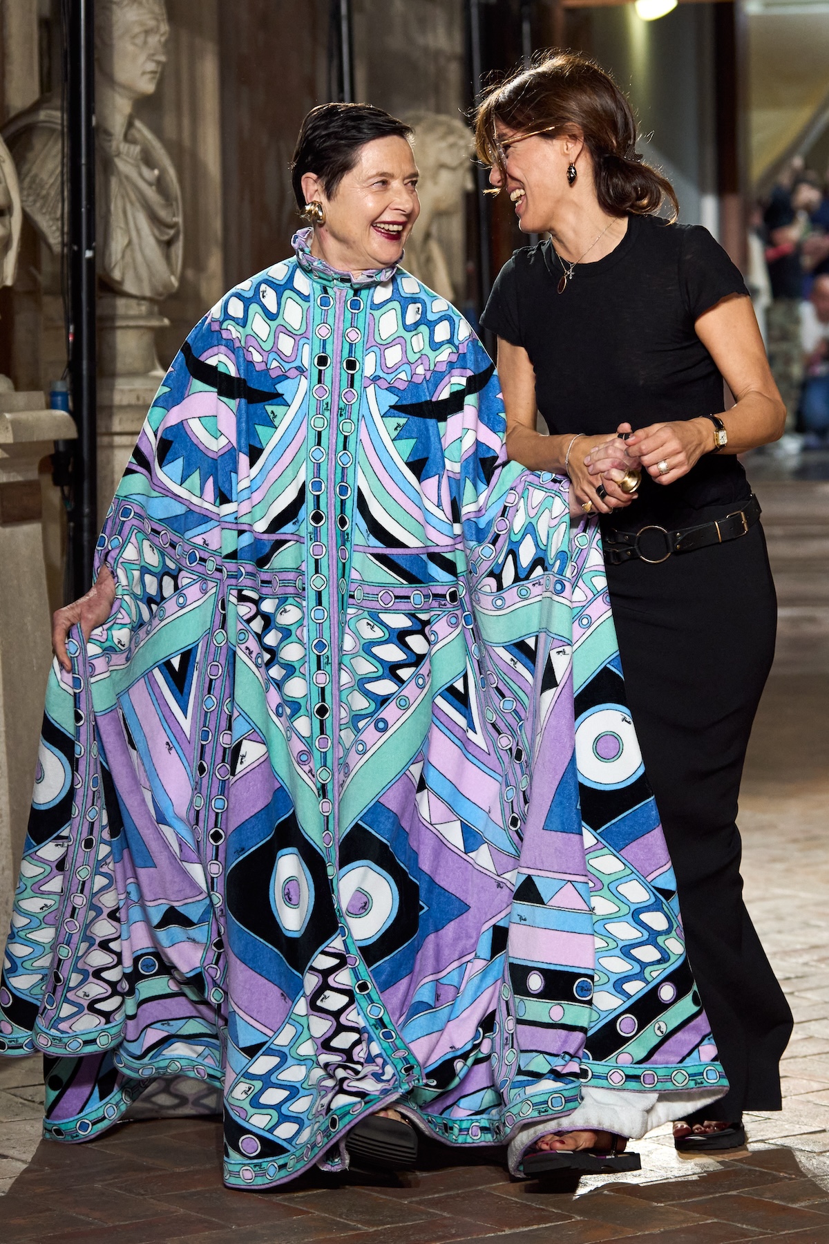 Camille Miceli, artistic director Pucci con Isabella Rossellini alla sfilata di Roma