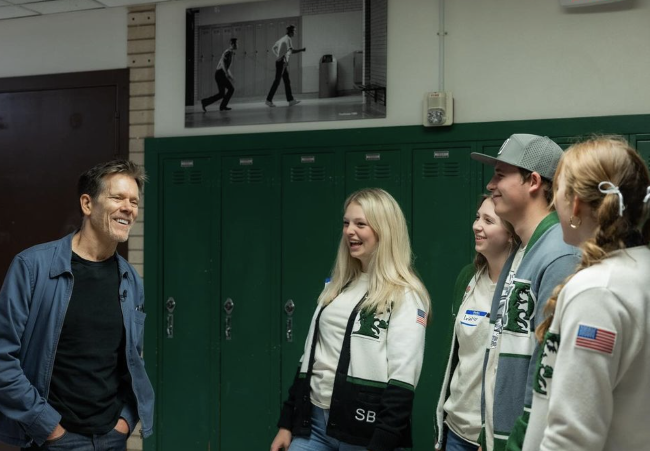 Kevin Bacon torna al liceo dove è stato girato Footloose dopo quarant’anni su invito degli studenti