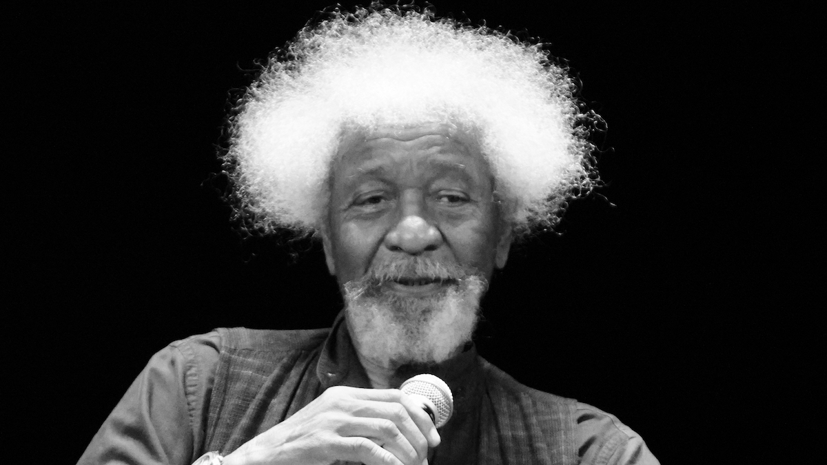 Una foto del premio Nobel per la letteratura Wole Soyinka. Riscoprire la poesia anglofona dell'Africa occidentale