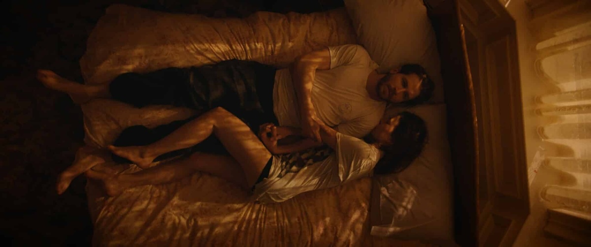 Aylin Tezel e Chris Fulton in una scena di Falling Into Place