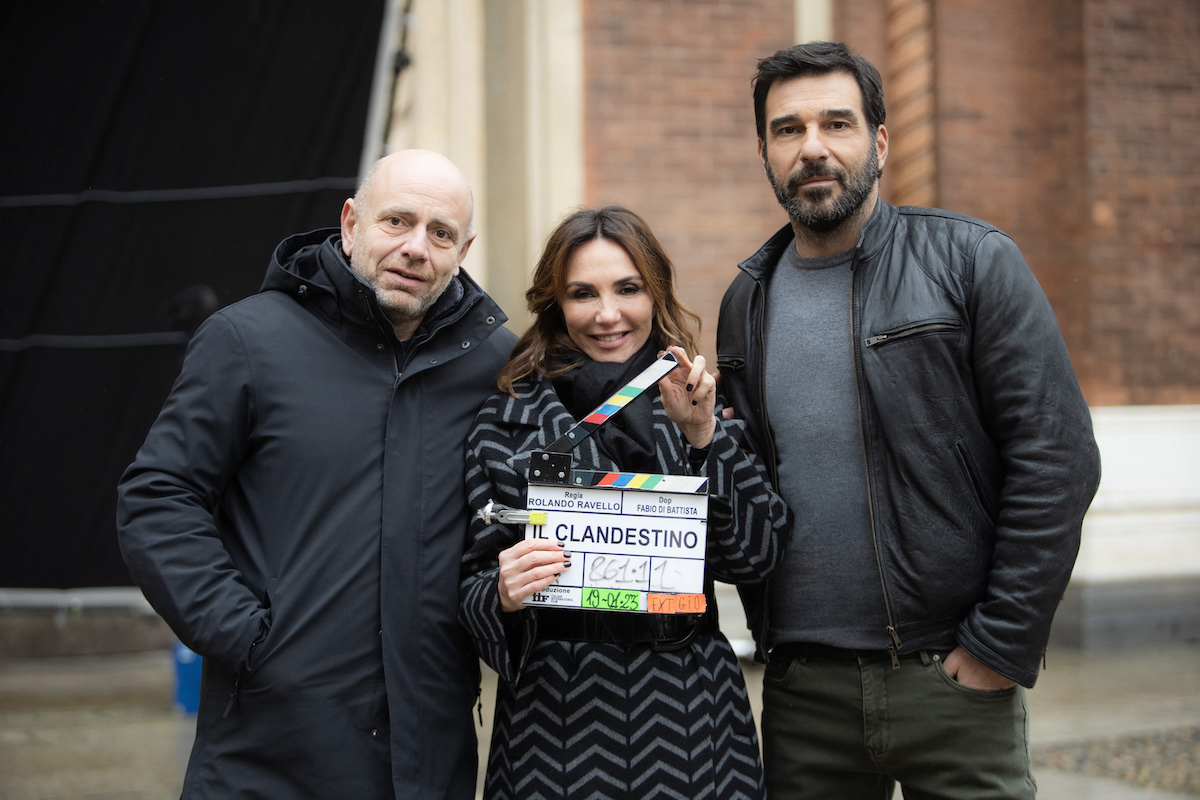 Rolando Ravello, Paola Lucisano e Edoardo Leo, regista, produttrice e protagonista della serie di Rai1 Il Clandestino