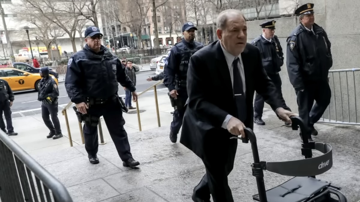 Tutti gli errori che hanno portato la corte di New York a scagionare Harvey Weinstein dall’accusa di stupro