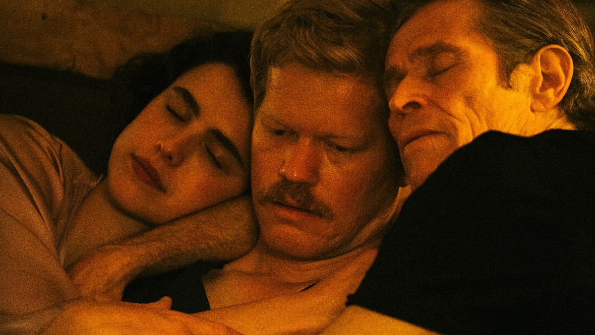 Margaret Qualley, Jesse Plemons e Willem Dafoe in una scena di Kind of Kindness di Yorgos Lanthimos