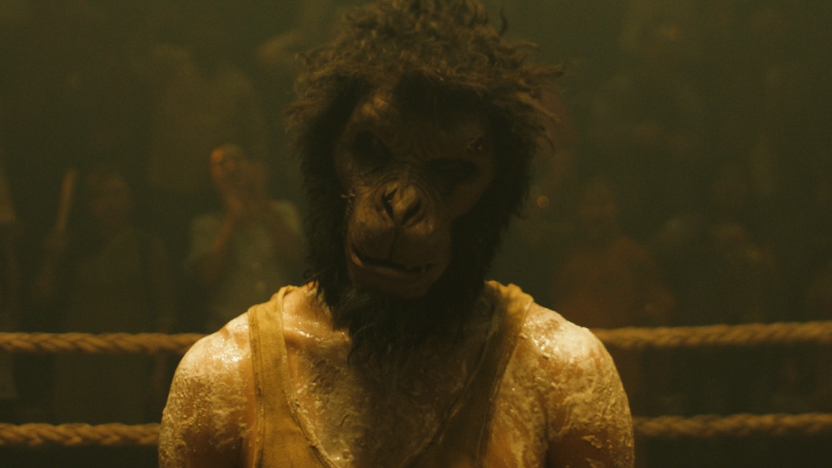 Una scena di Monkey Man di Dev Patel