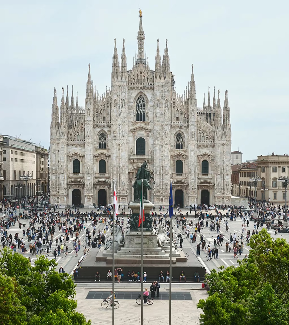 Piazza Duomo di Milano rinnovata con le nuove aiuole donate da Zegna
