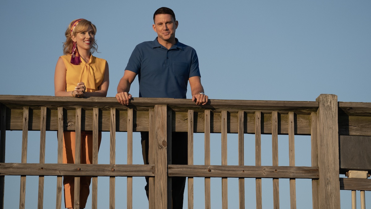 Scarlett Johansson e Channing Tatum mettono in scena un finto allunaggio nel trailer della rom-com Fly Me to the Moon