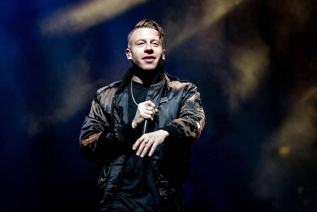 Macklemore si schiera con i manifestanti pro-Palestina e critica Biden in una nuova canzone