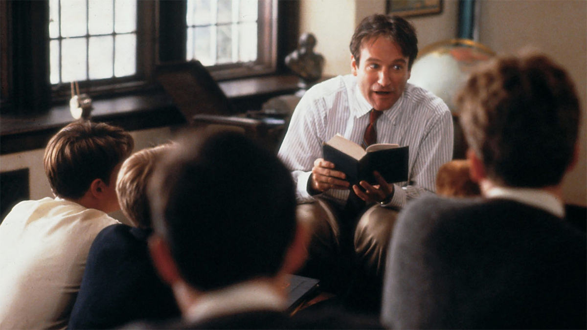 Robin Williams in una scena di L'attimo fuggente, di Peter Weir (1989)