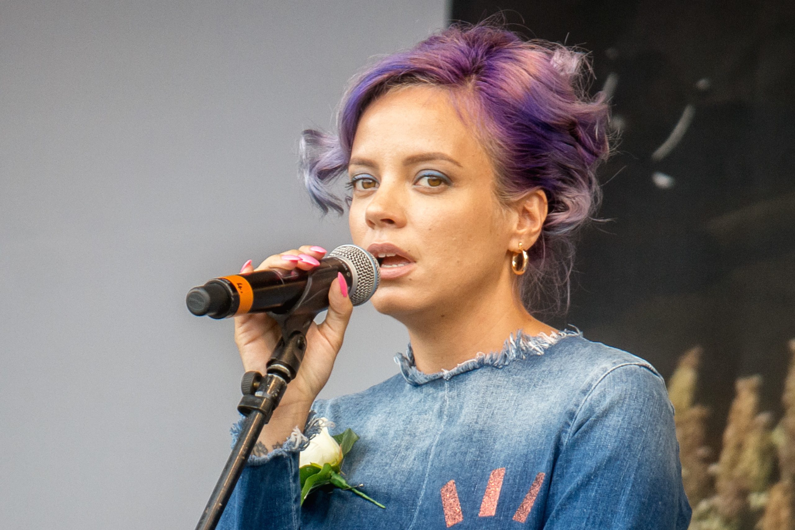 Lily Allen al memoriale per Jo Cox nel 2016