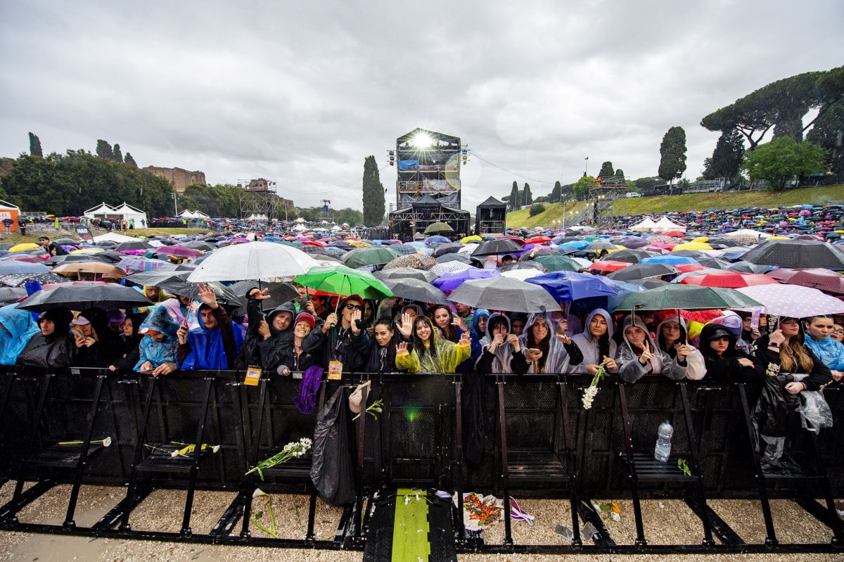 Il pubblico del Concertone: sessantamila ombrelli e impermeabili