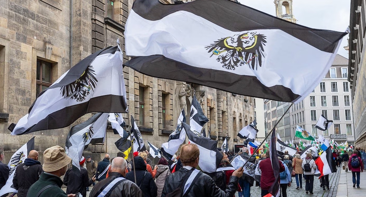 Una manifestazione di estrema destra a Dresda con la bandiera "Regno di Prussia". Il fenomeno dei Reischbürger preoccupa la Germania
