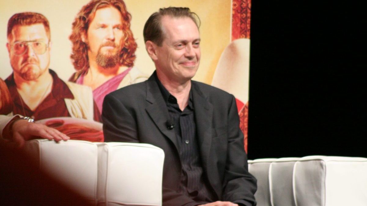 Steve Buscemi è stato aggredito a New York: “Un’altra vittima casuale di una serie di aggressioni nella città. Ma sta bene”