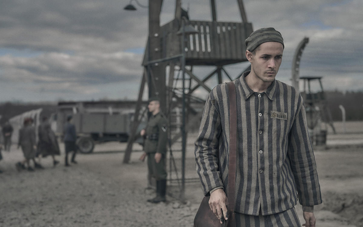 Jonah Hauer-King in una scena de Il tatuatore di Auschwitz