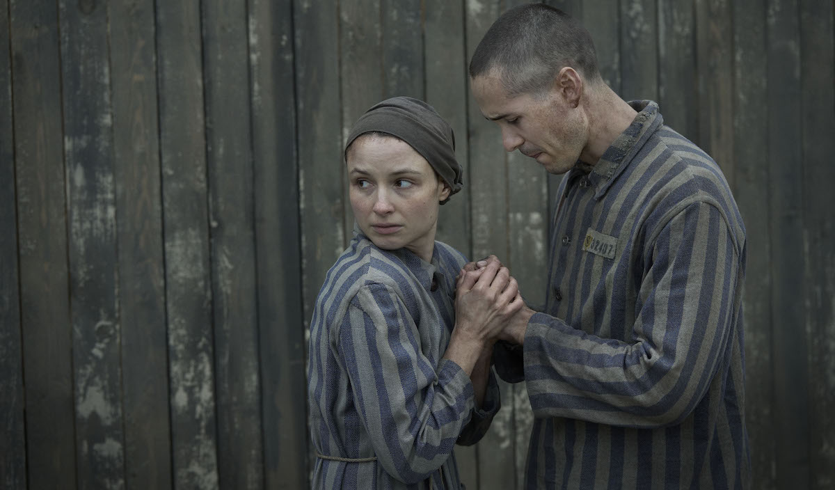 Hanna Prochniak e Jonah Hauer-King in una scena della serie Il tatuatore di Auschwitz