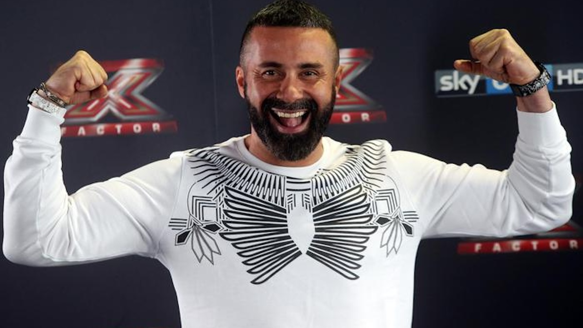 Il coreografo Luca Tommassini posa per i fotografi a Milano a margine della conferenza stampa di presentazione della nuova edizione di X Factor, 26 ottobre 2016. ANSA / MATTEO BAZZI