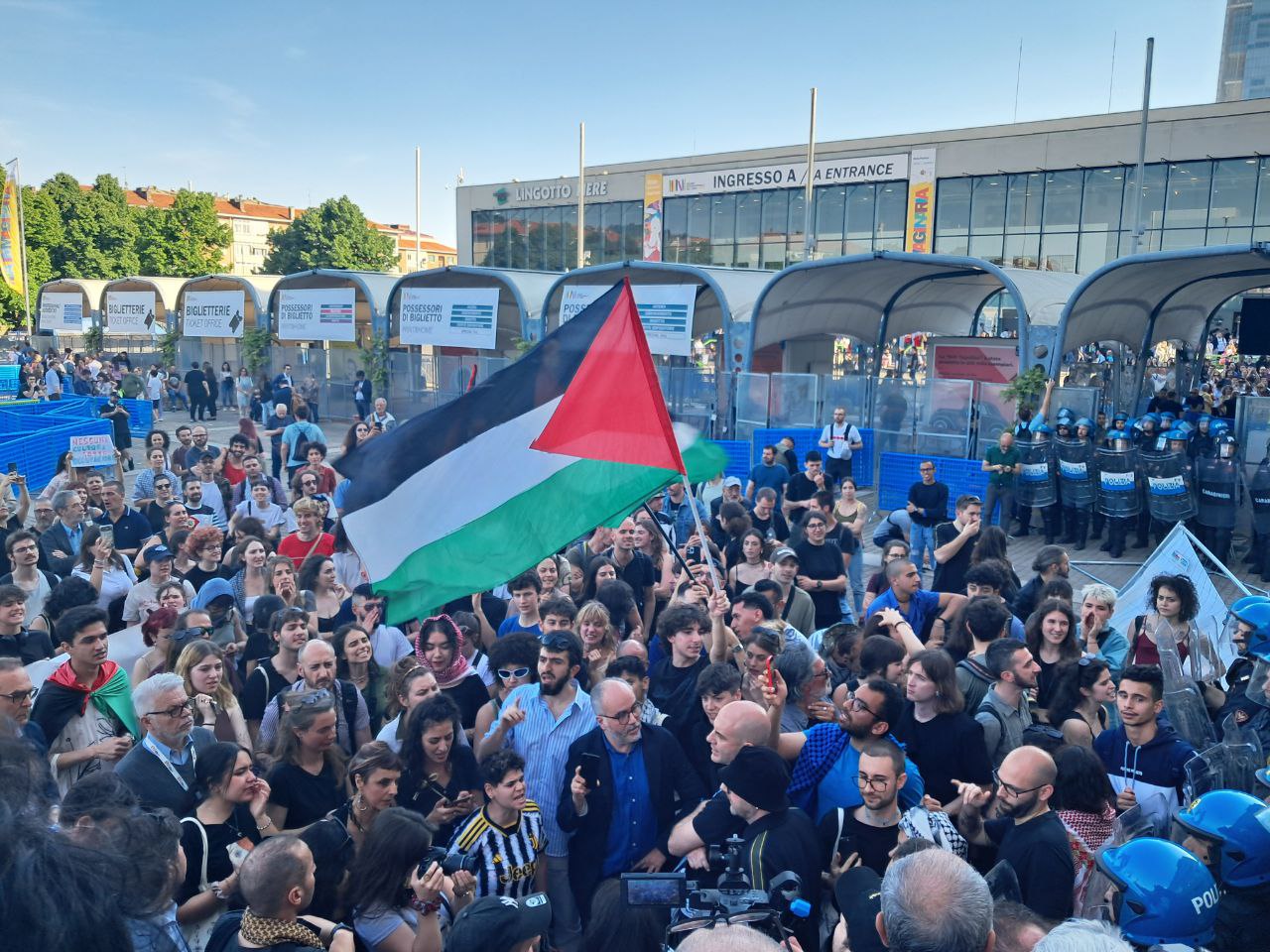 Manifestazione pro-Palestina davanti al Salone del Libro