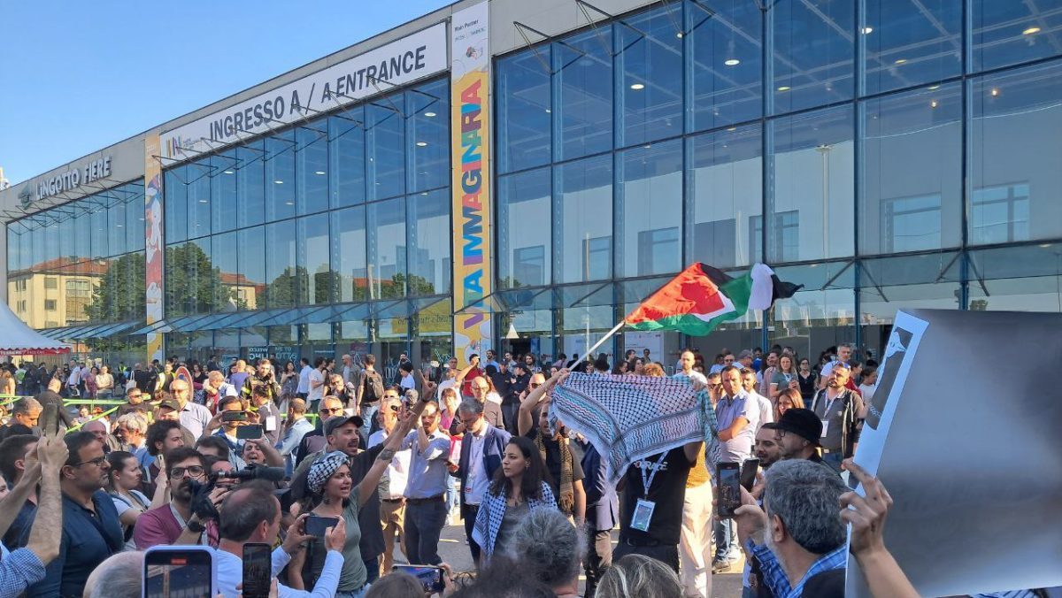 Manifestazione pro-Palestina davanti al Salone del Libro di Torino