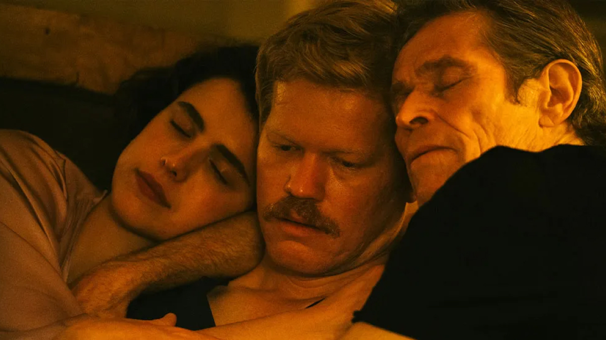 Margaret Qualley, Jesse Plemons e Willem Dafoe in Kinds of Kindness di Yorgos Lanthimos, Cannes 77 SEARCHLIGHT PICTURES