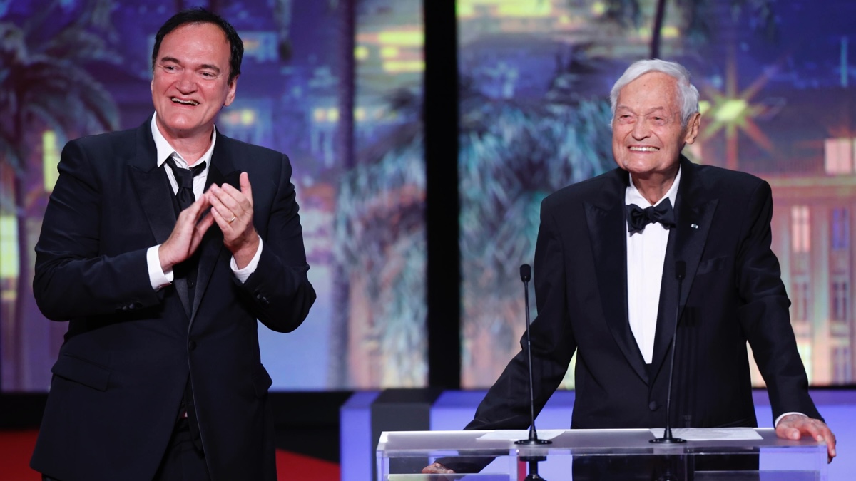 Roger Corman e Quentin Tarantino durante la cerimonia di chiusura di Cannes 76